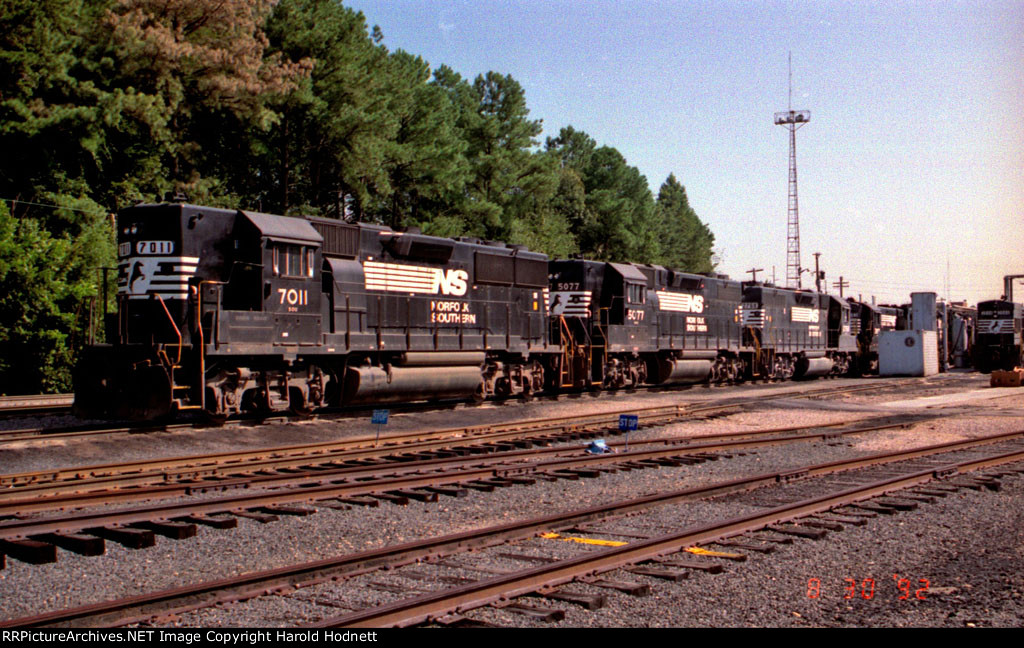 NS 7011, 5077, and 2768 sit with other locos near the fuel rack